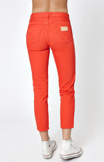 Cropped Jeans. Like chicken noodle soup when you are sick or a warm blanket on a cool evening, the right pair of jeans is comforting and satisfying. There’s just something about the way a great pair of jeans feels. For those who are fashion forward, cropped jeans fit the bill.
