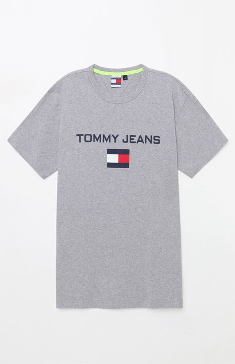 t-shirt and jeans,tshirt tommy jeans '90s logo t-shirt