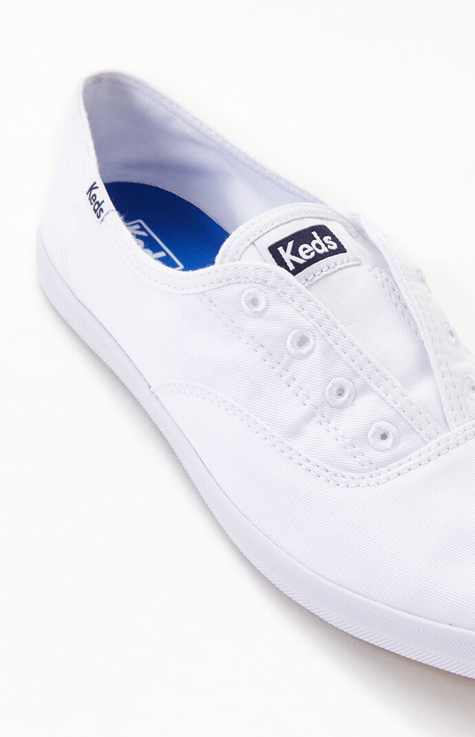 Women's White Chillax Seasonal Solid Sneakers