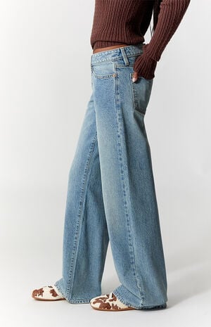 Casey Low Rise Baggy Jeans Light Wash Blue image number 3