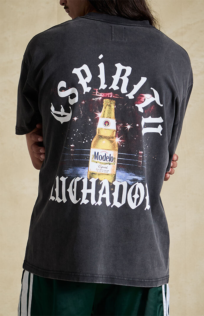 Modelo Bucket Ring T-Shirt