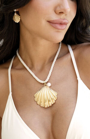 Scallop Shell Pendant Necklace image number 4