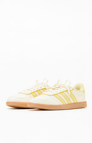 Women's Yellow Breaknet Sleek Sneakers image number 2