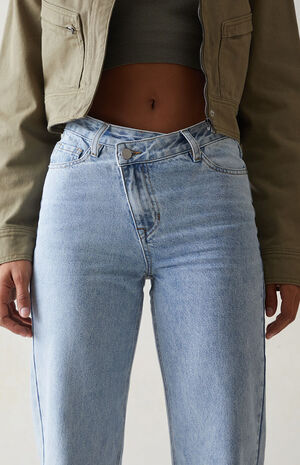Light Indigo Asymmetrical '90s Boyfriend Jeans image number 4