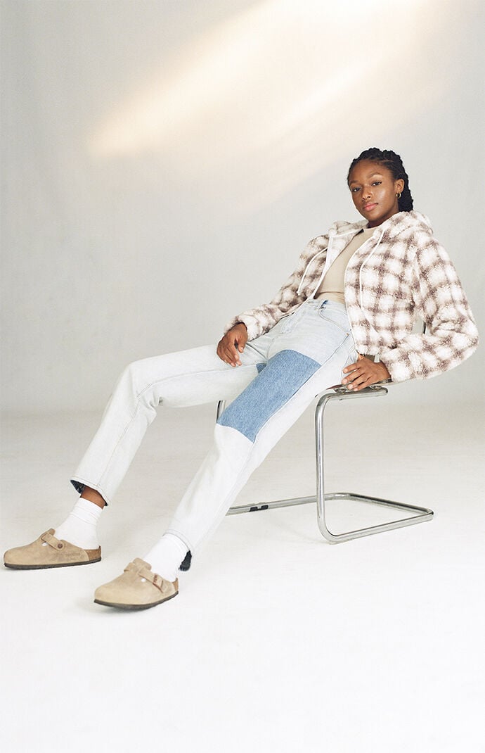Dad jeans and white sneakers deals