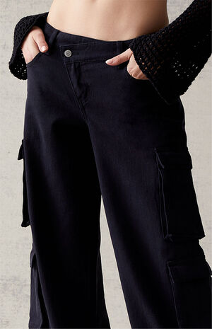 Black Asymmetrical '90s Baggy Cargo Jeans image number 4