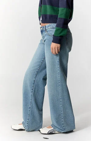 Zoe Low Rise Girlfriend Jeans Medium Blue Wash image number 3