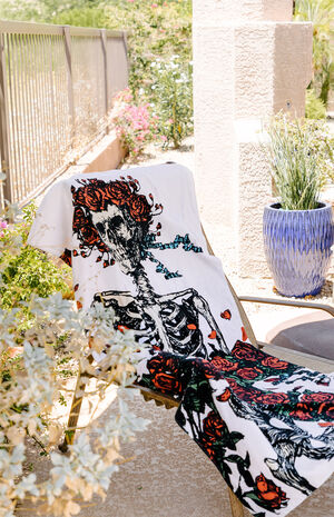 Skulls & Roses Bertha Sustainable Towel image number 3