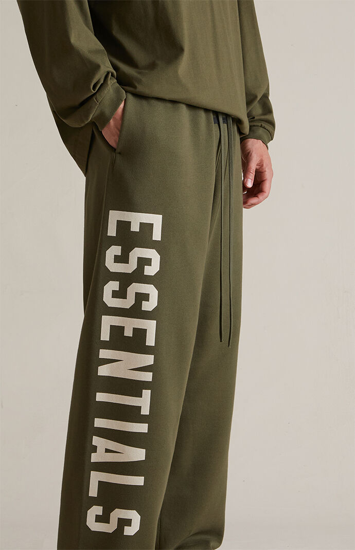 ボトムスその他 Fear of God Essentials Military green jogging trousers with Fear of God Essentials Fleece Essential Sweatpants | Saks