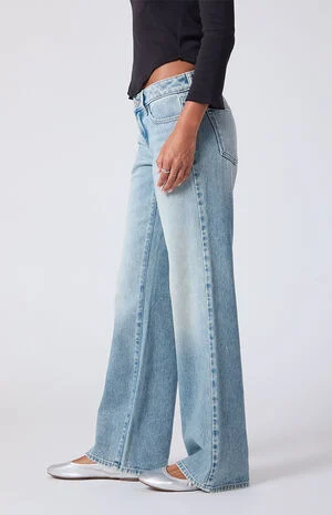 Zoe Low Rise Girlfriend Jeans Light Blue image number 3