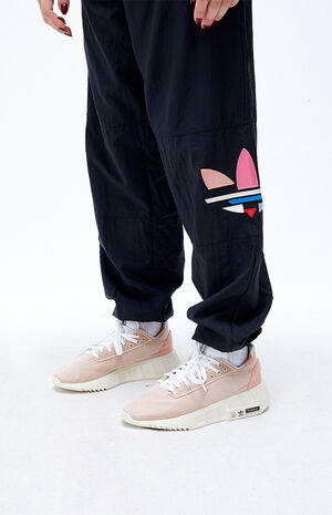 Women's Blush Geodiver Sneakers Women's Blush Geodiver Sneakers image number null