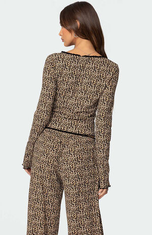 Lue Leopard Printed Ribbed V Neck Top image number 4