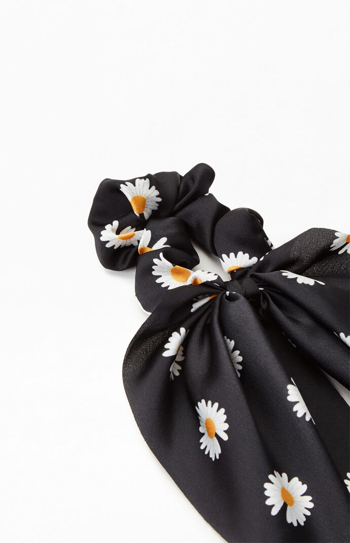 Daisy Flowy Scrunchie