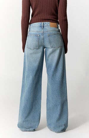 Casey Low Rise Baggy Jeans Light Wash Blue image number 4