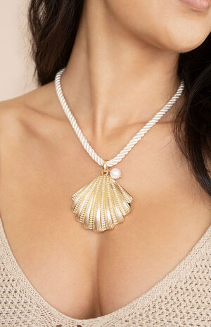 Scallop Shell Pendant Necklace image number 7