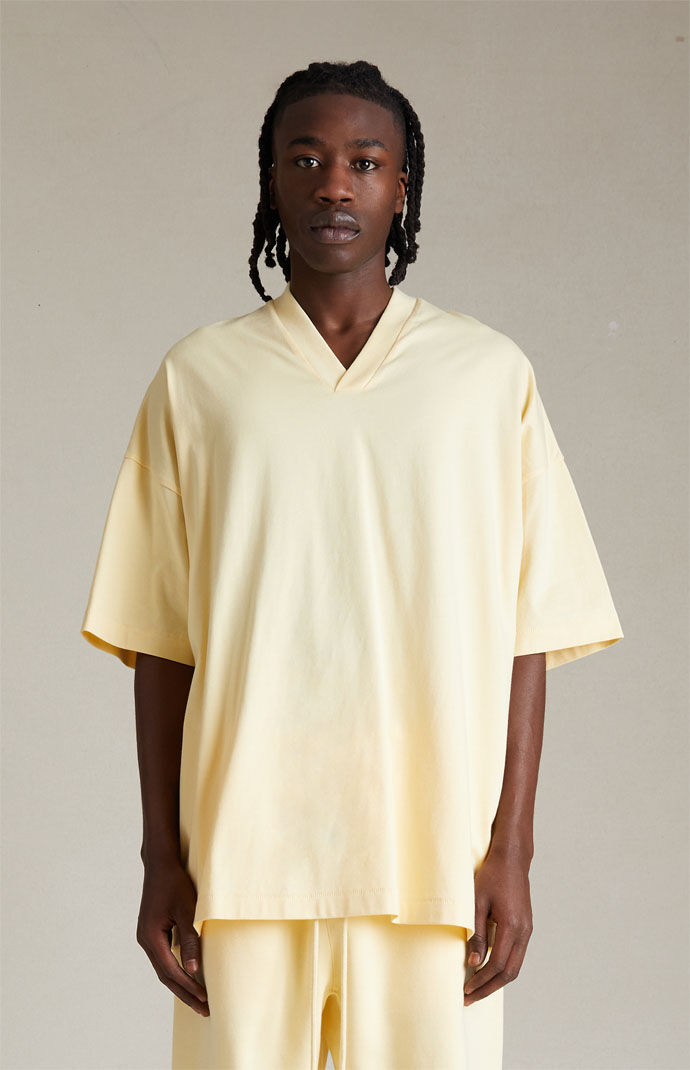 人気 ☆FEAROFGOD☆ V-NECK T-SHIRT GARDEN YELLOW - 24SS Fear of God Essentials Garden Yellow V-Neck T-Shirt | PacSun