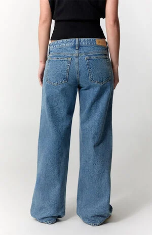 Zoe Low Rise Girlfriend Jeans Medium Blue Wash image number 4