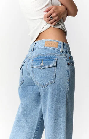 Zoe Low Rise Girlfriend Jeans Button Pocket Light Blue image number 6