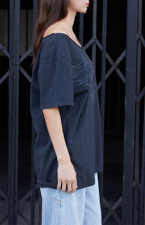 Skull Off-The-Shoulder Oversized T-Shirt image number 3