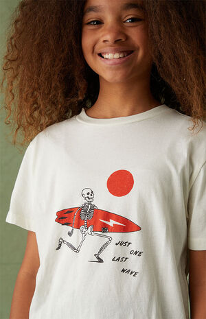 One Last Wave Graphic T-Shirt image number 2