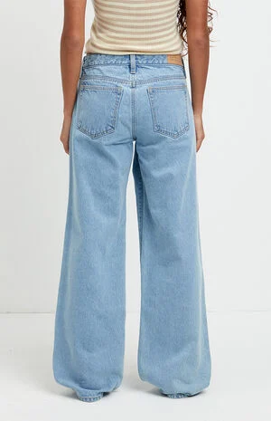Zoe Low Rise Girlfriend Jeans Light Blue Wash image number 4