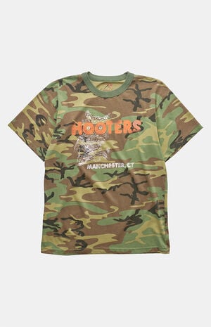 2000s Hooters Manchester Graphic T-Shirt image number 1