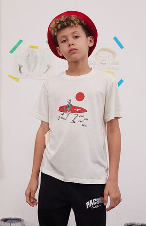 One Last Wave Graphic T-Shirt image number 1