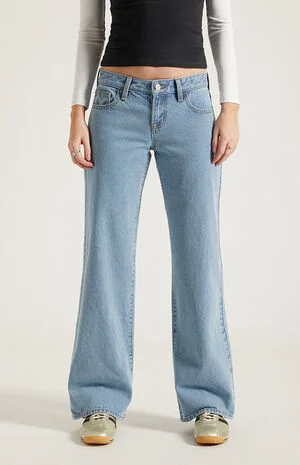 Zoe Low Rise Girlfriend Jeans Light Blue Wash image number 2