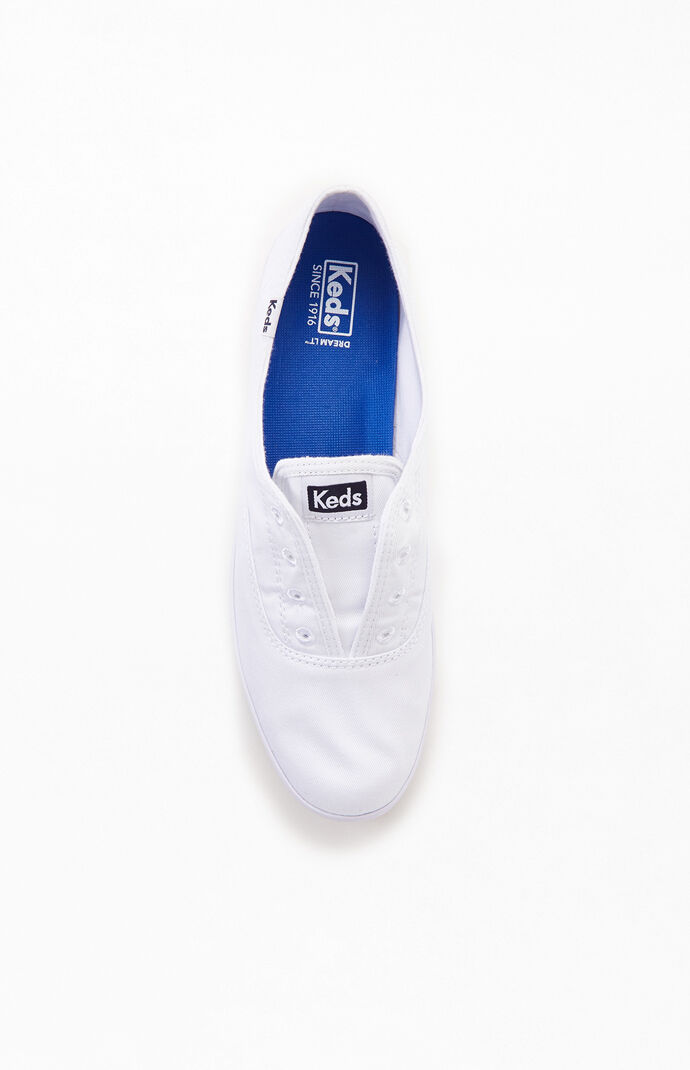 Women's White Chillax Seasonal Solid Sneakers