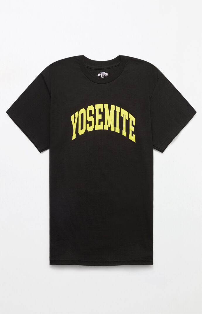 Grab a collegiate-inspired graphic for the next 'fit. The Yosemite T-Shirt has a classic construction and a bold graphic across the chest. Solid color tee YOSEMITE graphic Crew neck Short sleeves Machine washable