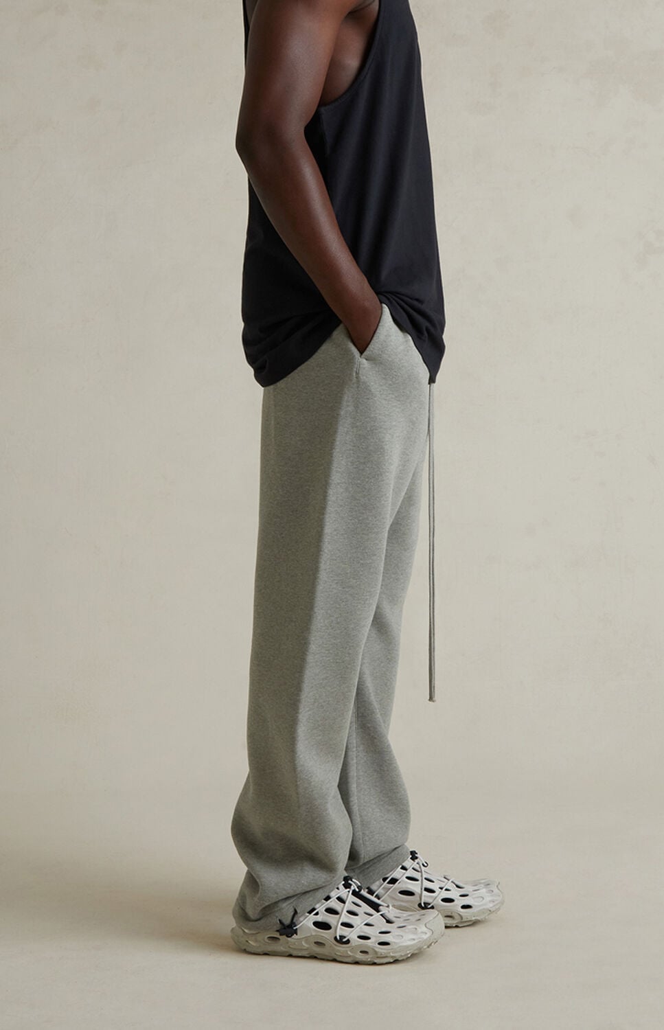 Fear of God ESSENTIALS Concrete Heather Fleece Relaxed Sweatpants thumbnail 4