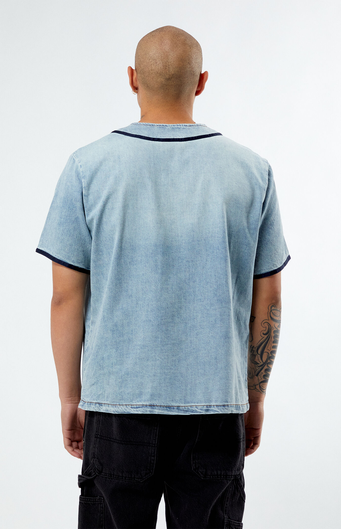argue baseball denim デニム シャツ Guess Denim Baseball Shirt | PacSun
