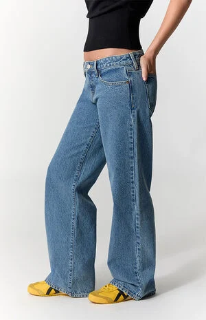 Zoe Low Rise Girlfriend Jeans Medium Blue Wash image number 3