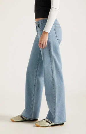 Zoe Low Rise Girlfriend Jeans Light Blue Wash image number 3