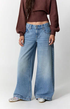 Sloane Low Rise Ultra Baggy Jeans 2-Button Light Blue image number 2
