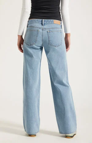 Zoe Low Rise Girlfriend Jeans Light Blue Wash image number 4