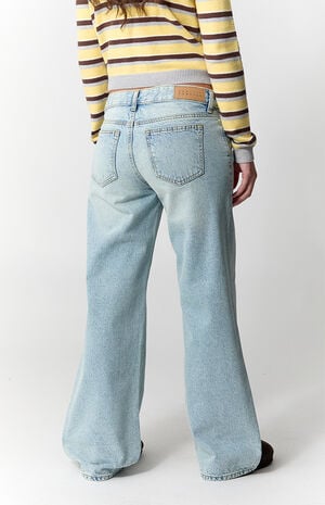 Zoe Low Rise Girlfriend Jeans Light Blue Wash image number 4