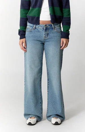 Zoe Low Rise Girlfriend Jeans Medium Blue Wash image number 2
