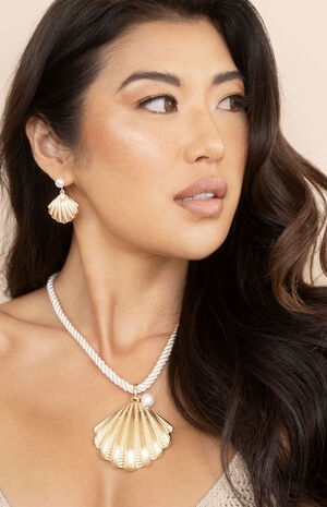 Scallop Shell Pendant Necklace image number 8
