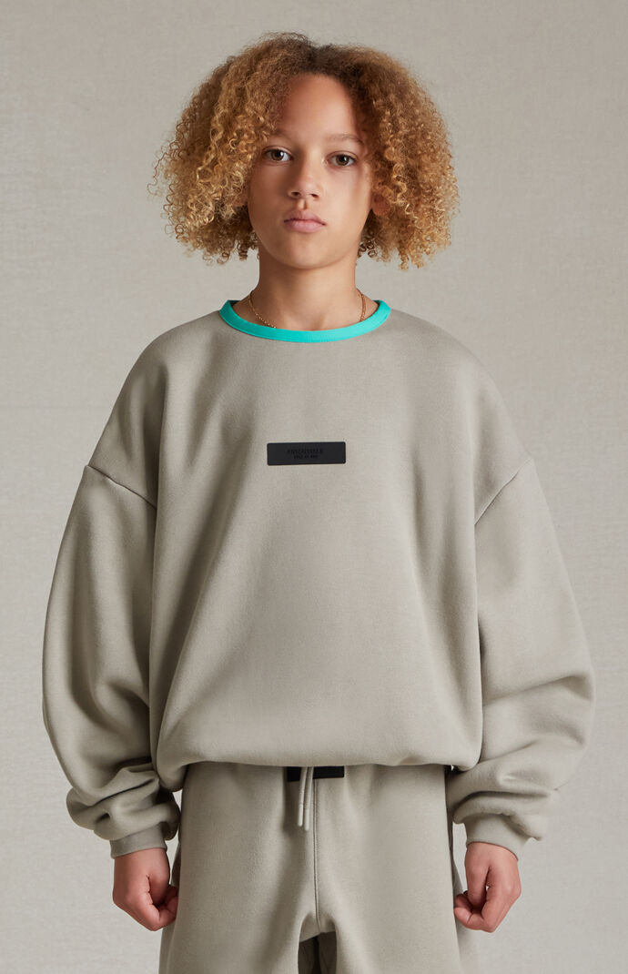 【ESSENTIALS】Crewneck Sweater/Seal(192SP244685F） Kids Fear of God Essentials Seal Crew Neck Sweatshirt | PacSun