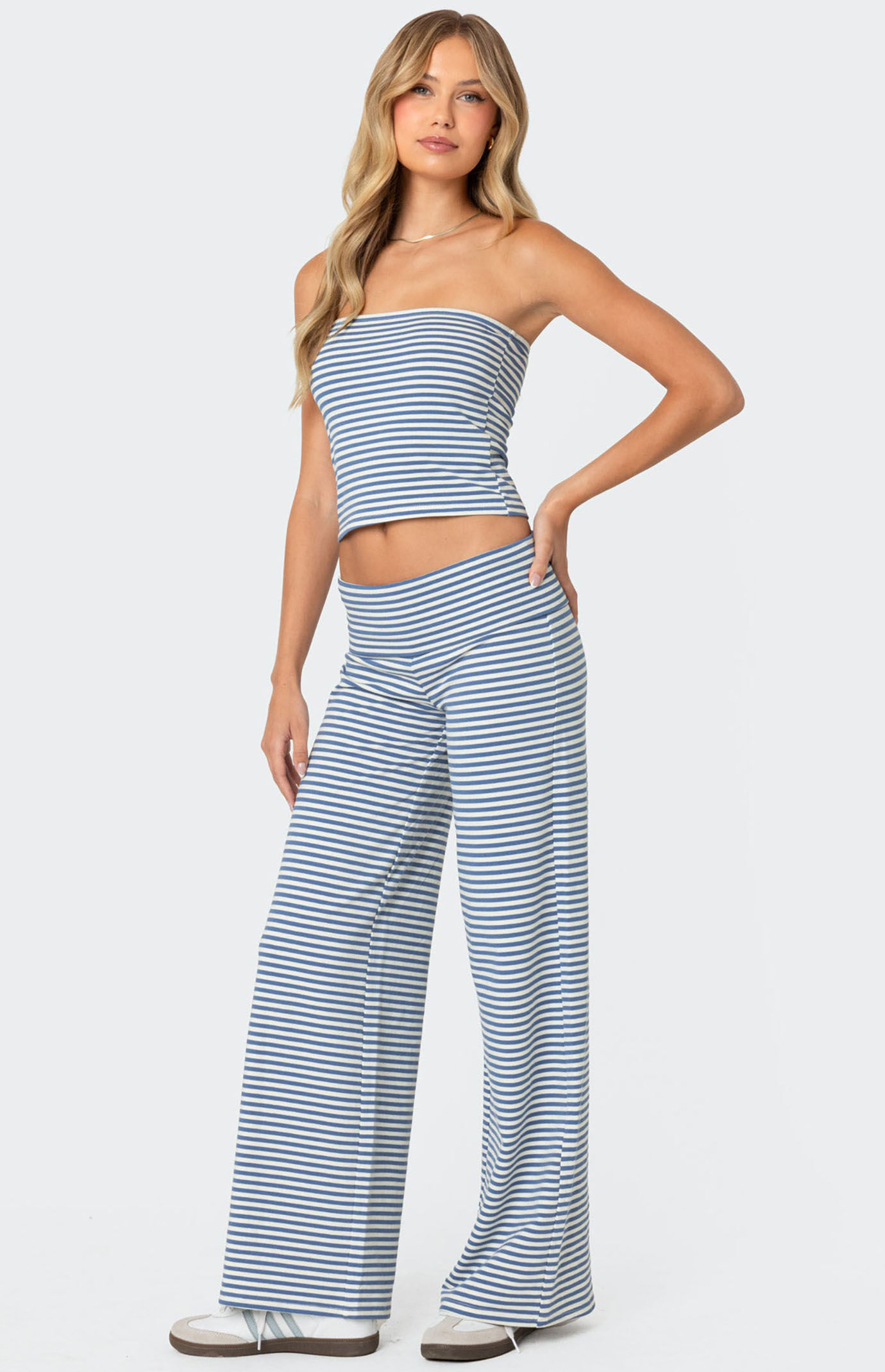 アギアトATTACHMENT Pants Side Stripe Wide SIDE STRIPE WIDE LEG PANTS - Black | ZARA United States