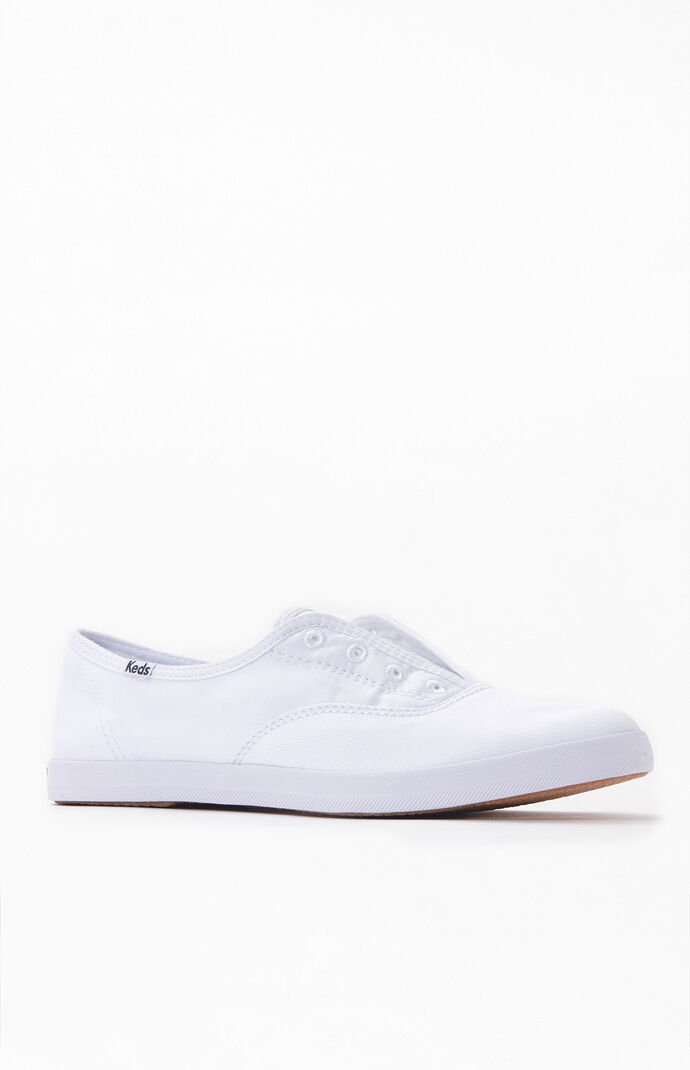 Women's White Chillax Seasonal Solid Sneakers