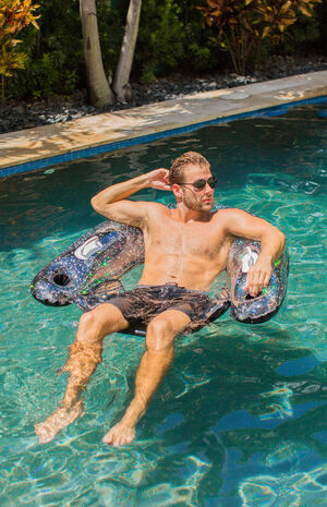 Jumbo Black Glitter Sun Chair image number 2