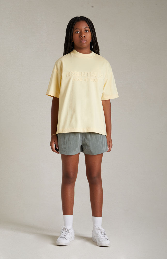 関税込＊FEAR OF GOD ESSENTIALS＊半袖Tシャツ ガーデンイエロー FOG ESSENTIALS - 24SS FRONT LOGO SS TEE / ガーデンイエロー