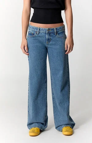 Zoe Low Rise Girlfriend Jeans Medium Blue Wash image number 2