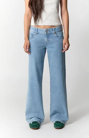 Zoe Low Rise Girlfriend Jeans Button Pocket Light Blue image number 3