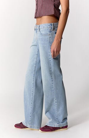 Zoe Low Rise Girlfriend Jeans Button Pocket Light Blue image number 3