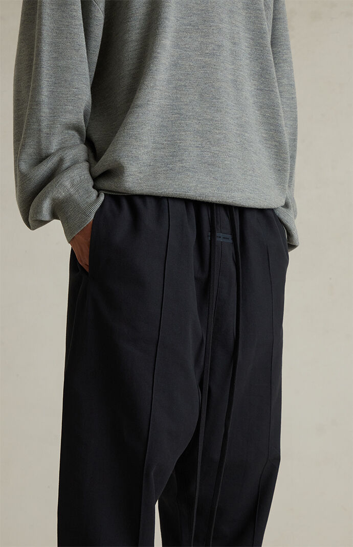 パンツ ESSENTIALS RELAXED TROUSER / JET BLK Fear of God ESSENTIALS Jet Black Oxford Relaxed Pants | PacSun
