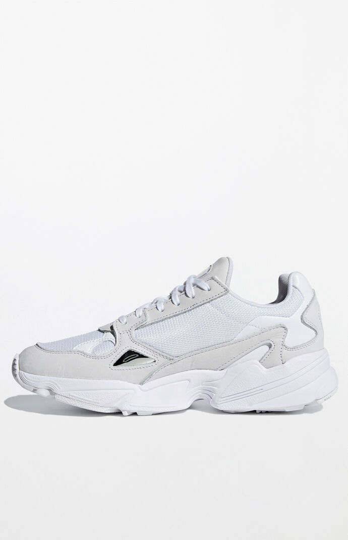 Triple clearance white falcon