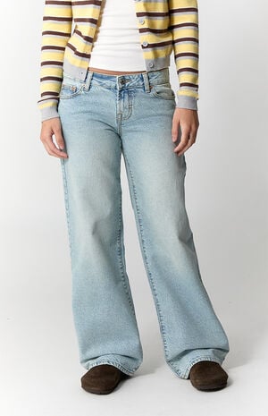 Zoe Low Rise Girlfriend Jeans Light Blue Wash image number 2